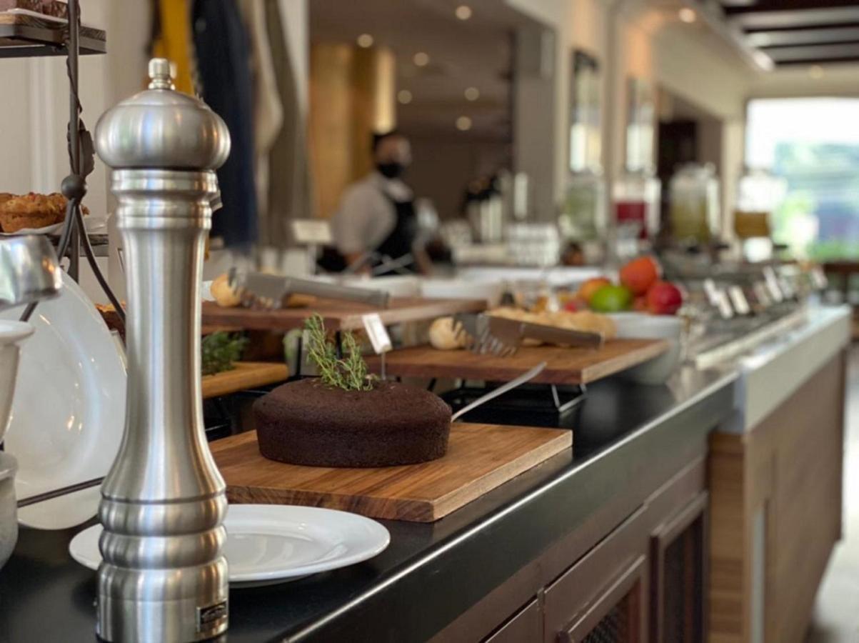 Отель Radisson Oscar Freire Сан-Пауло Экстерьер фото A pepper mill at a buffet