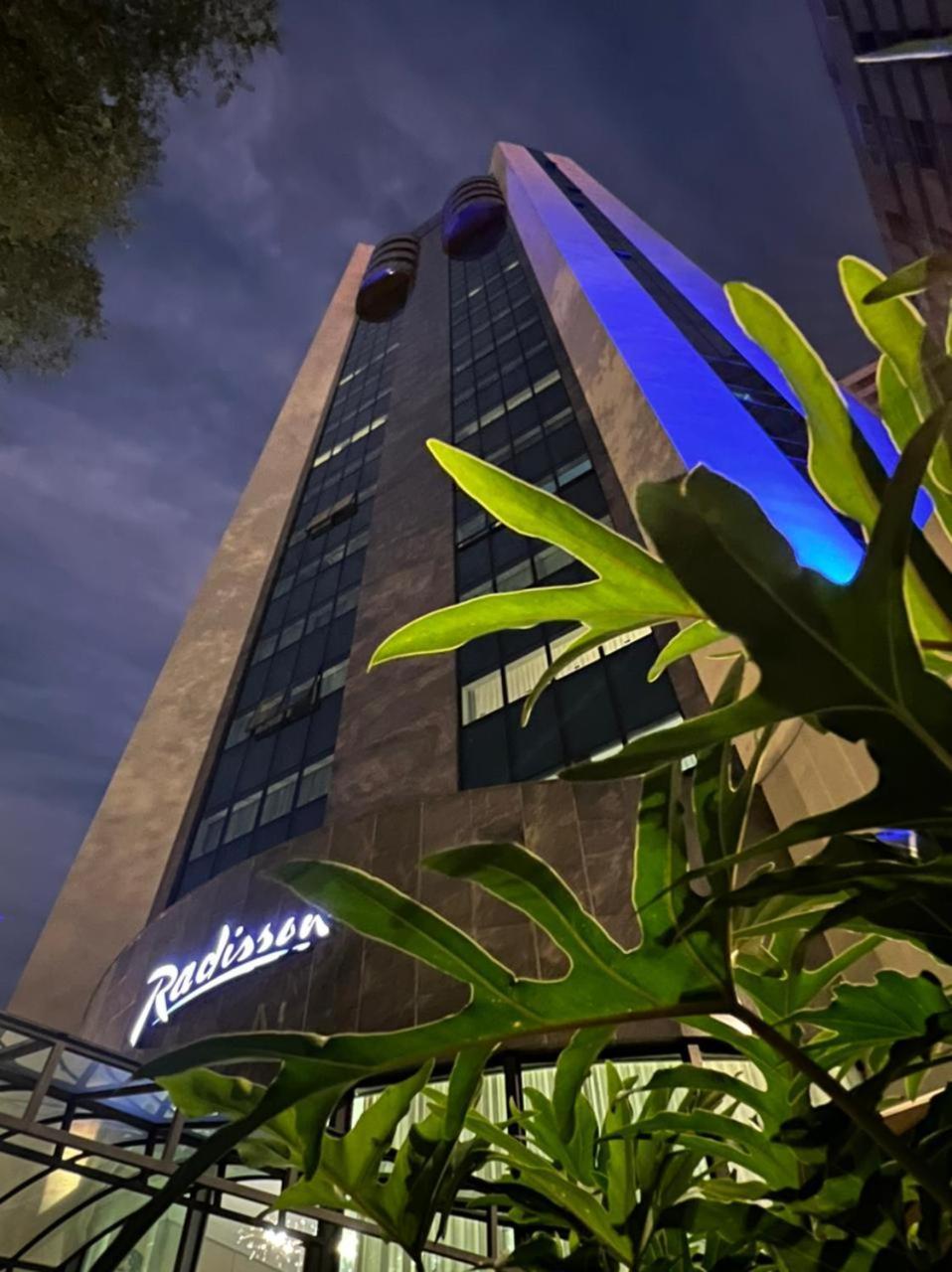Отель Radisson Oscar Freire Сан-Пауло Экстерьер фото The building at night