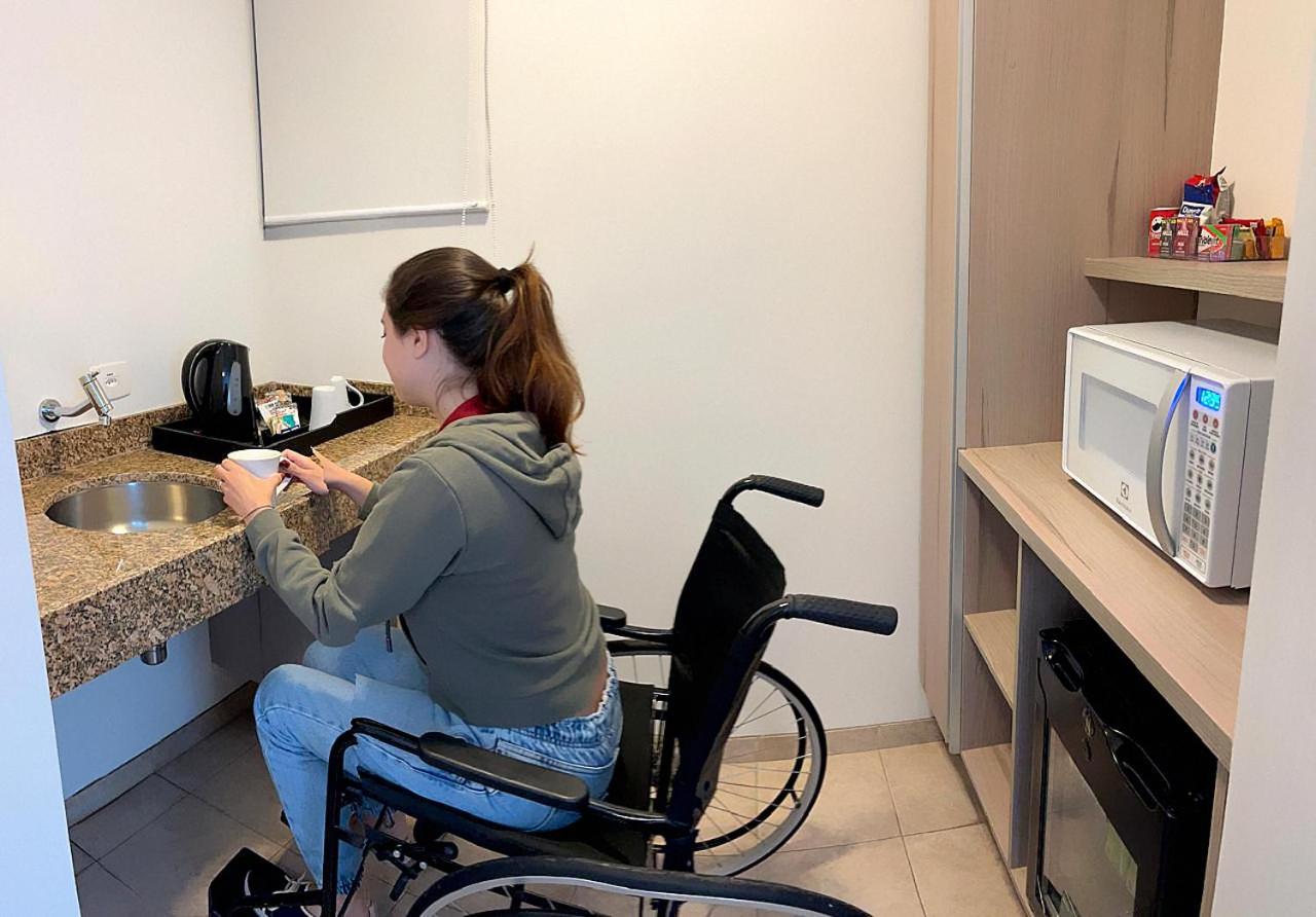 Отель Radisson Oscar Freire Сан-Пауло Экстерьер фото A disabled woman in a wheelchair using a microwave oven