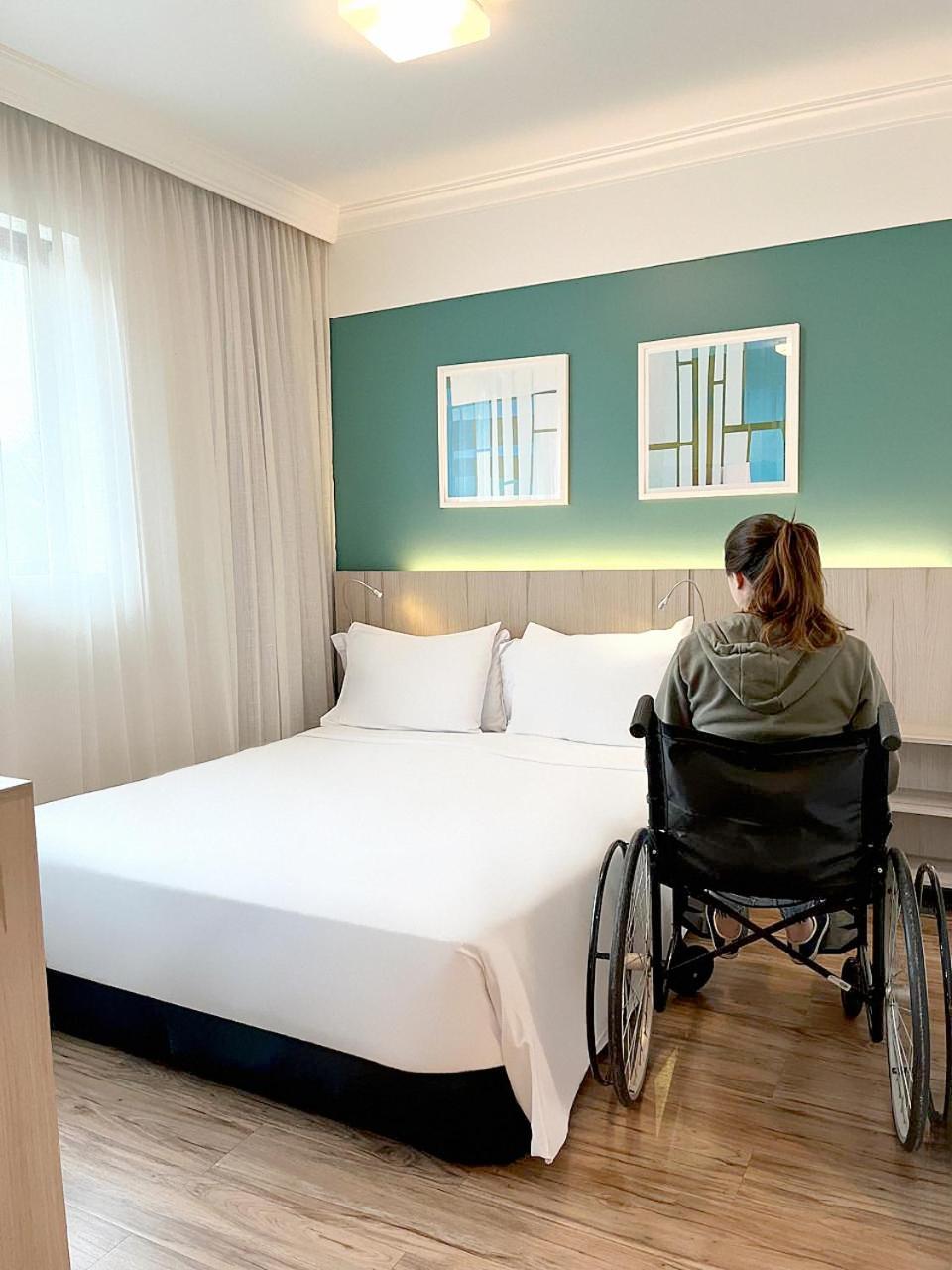 Отель Radisson Oscar Freire Сан-Пауло Экстерьер фото A disabled woman in a wheelchair in a hotel room