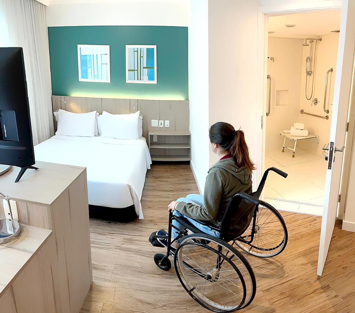 Отель Radisson Oscar Freire Сан-Пауло Экстерьер фото A disabled woman in a wheelchair in a hotel room