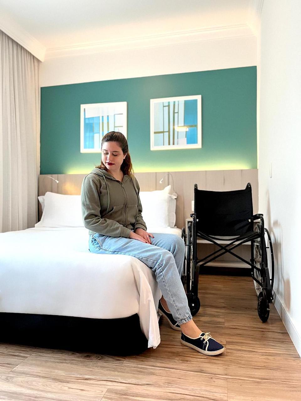 Отель Radisson Oscar Freire Сан-Пауло Экстерьер фото A disabled woman in a hotel room